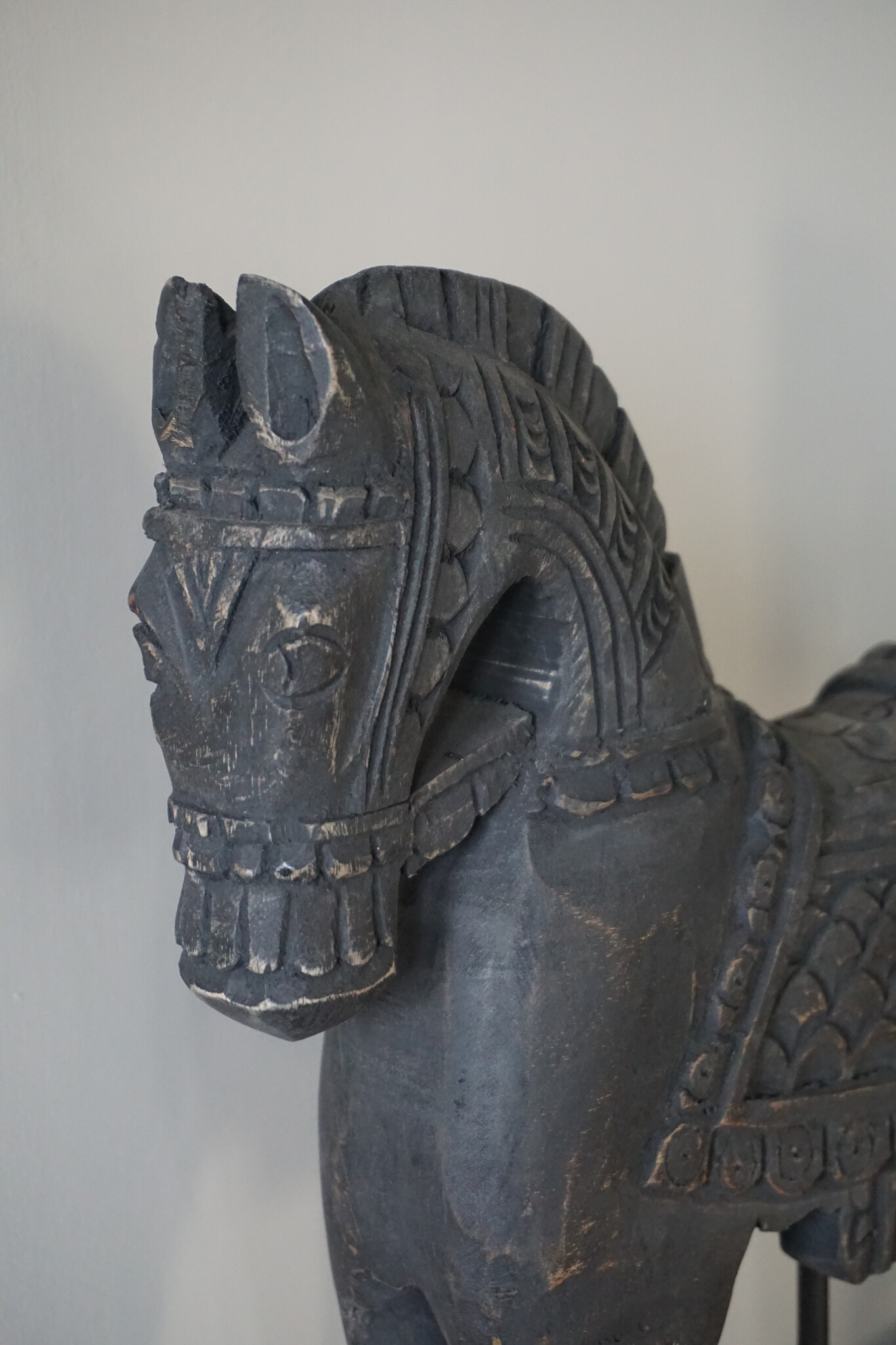Rene Houtman Houten Paard | Op Standaard | H44 x B34 x D10 cm