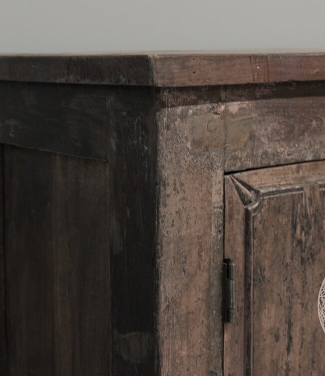 Be-Uniq Antiek Dressoir | India | H57xB136xD38 Cm