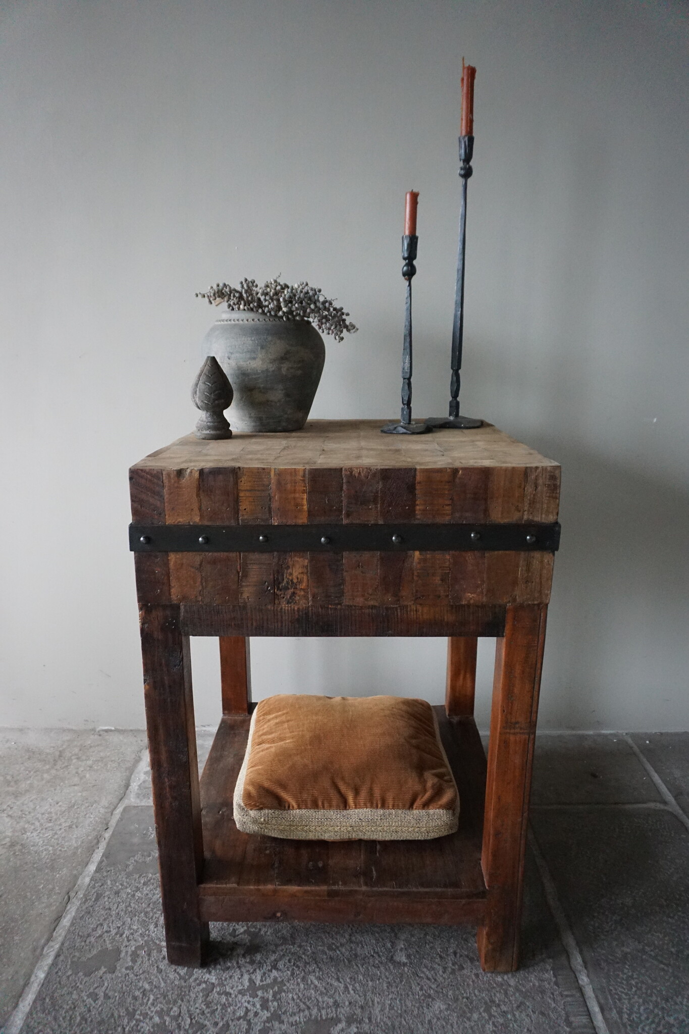 Rene Houtman Hakblok Tafeltje | Oud Teak | H87 x B60 cm