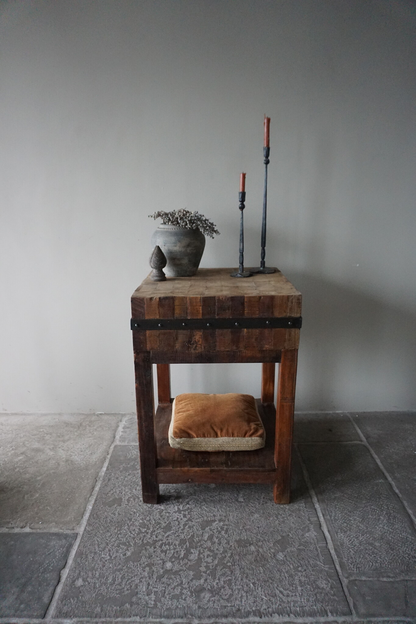Rene Houtman Hakblok Tafeltje | Oud Teak | H87 x B60 cm
