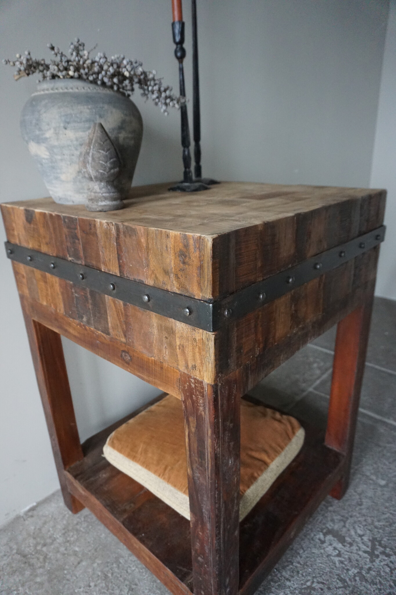 Rene Houtman Hakblok Tafeltje | Oud Teak | H87 x B60 cm