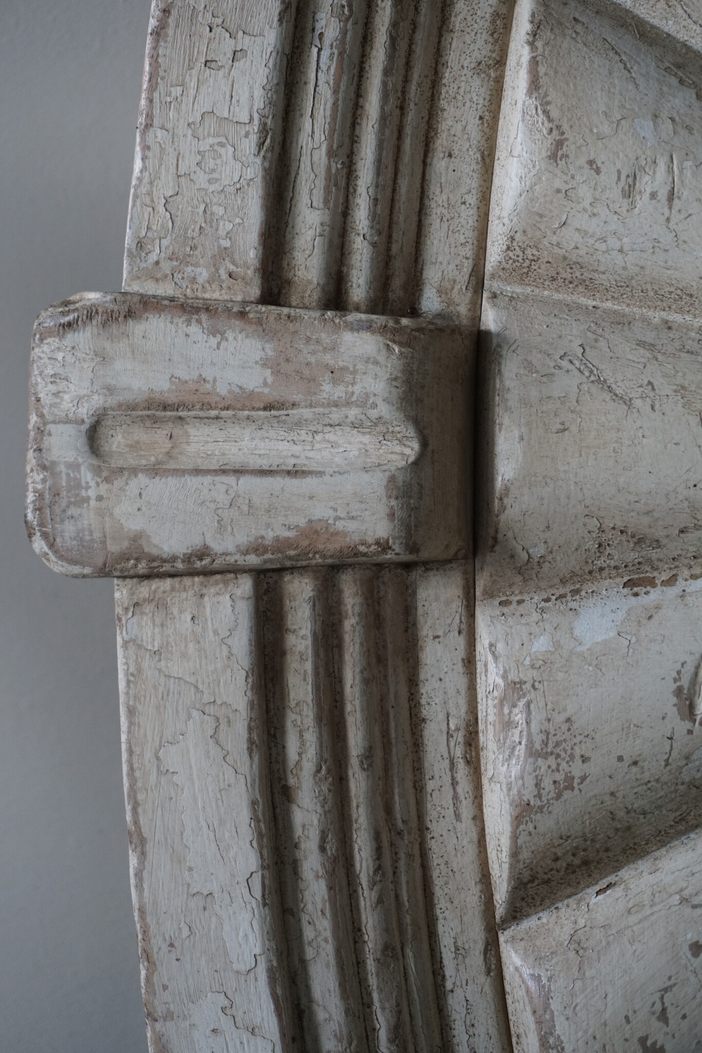 Rene Houtman Houten Medaillon | Gebroken Wit | H122 x B70 cm