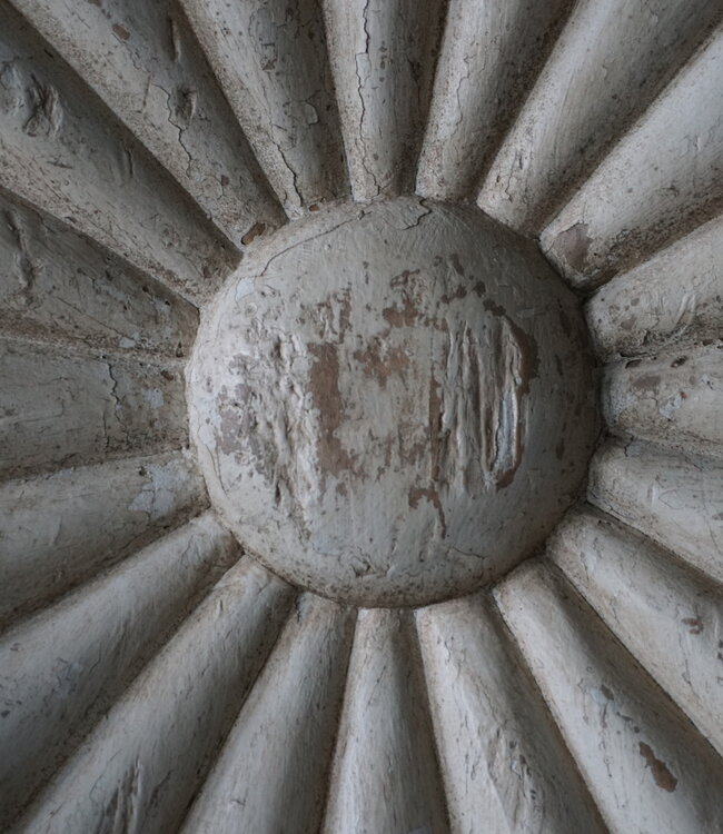 Rene Houtman Houten Medaillon | Gebroken Wit | H122 x B70 cm