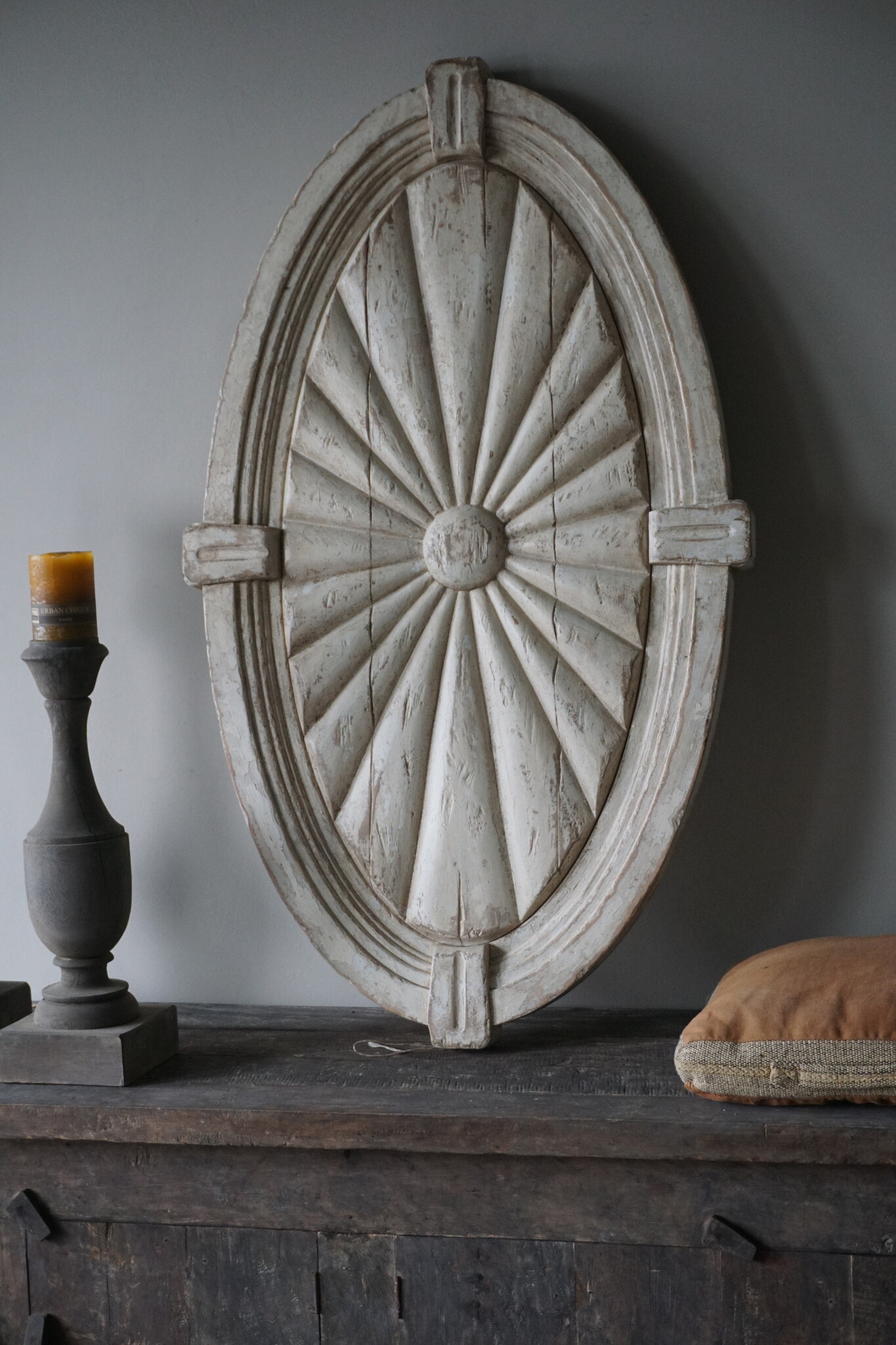 Rene Houtman Houten Medaillon | Gebroken Wit | H122 x B70 cm