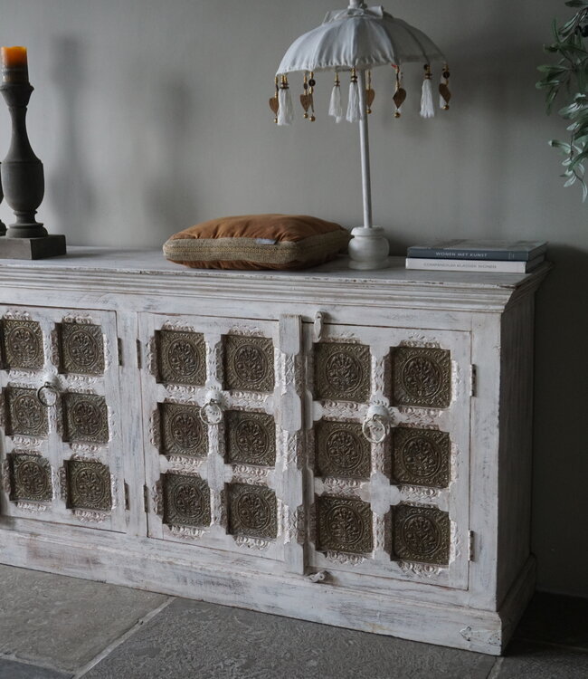 Rene Houtman Oud Houten Dressoir | India | H93,5 x B217 x D45,5 cm