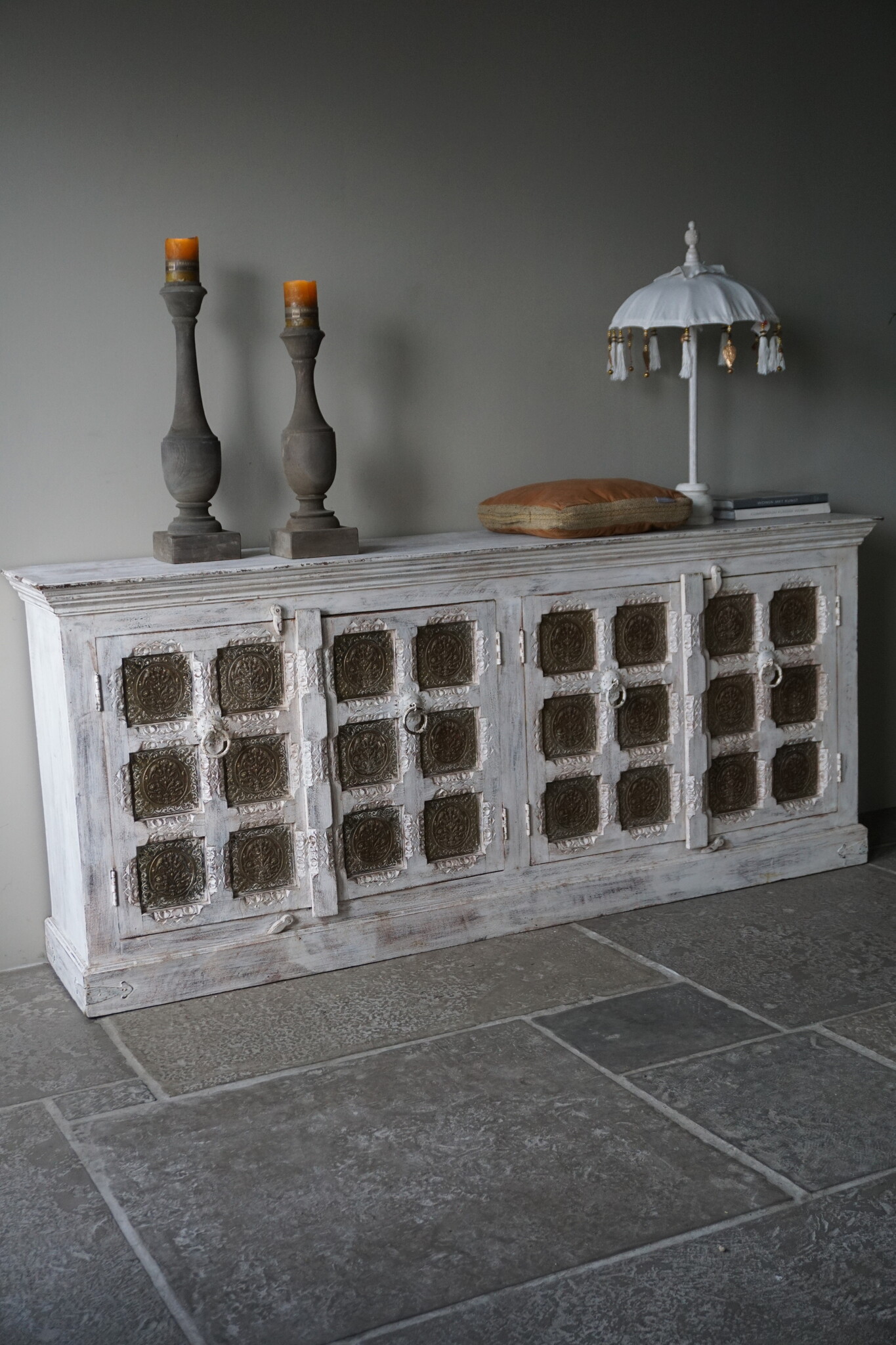 Rene Houtman Oud Houten Dressoir | India | H93,5 x B217 x D45,5 cm