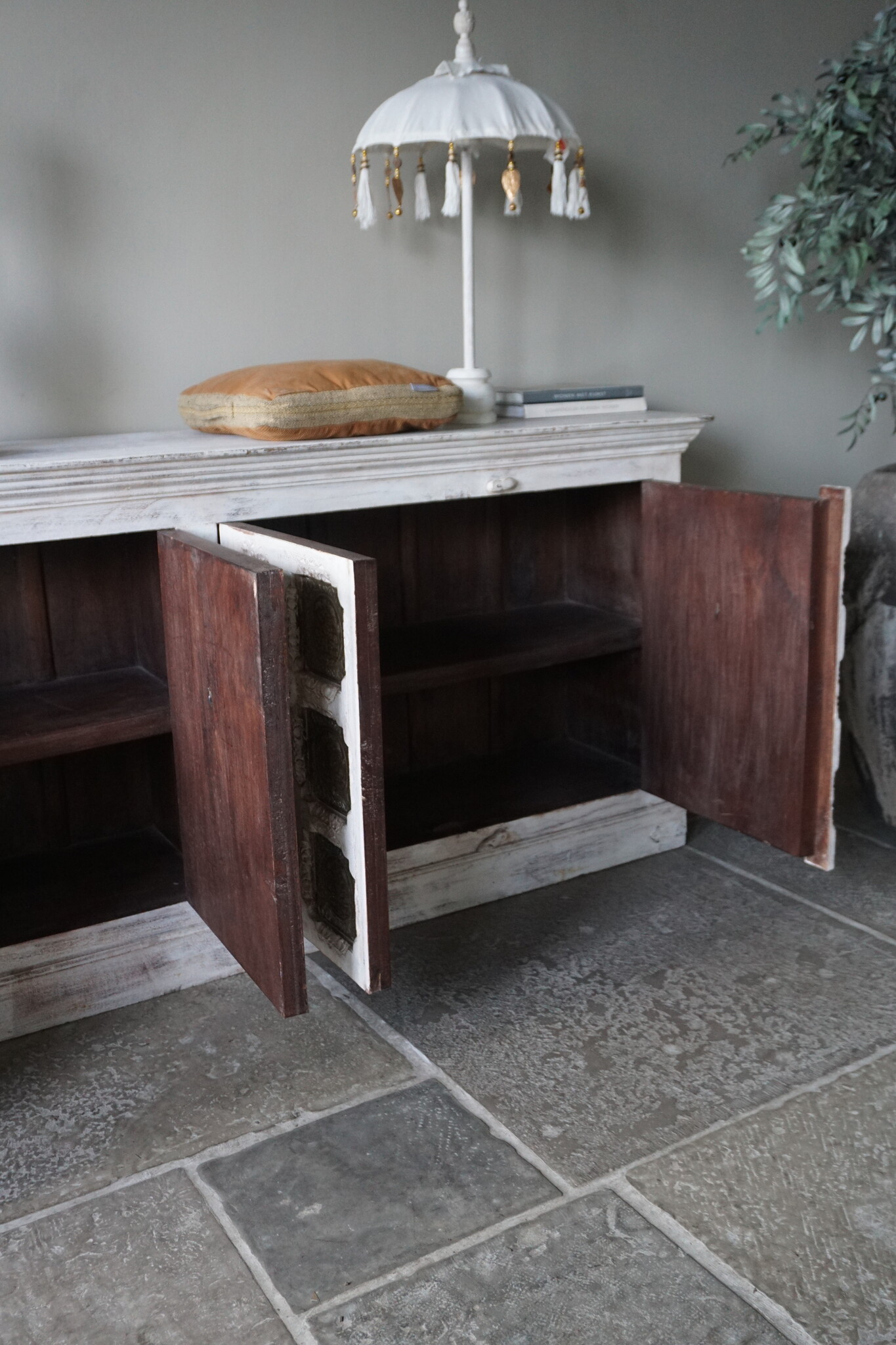 Rene Houtman Oud Houten Dressoir | India | H93,5 x B217 x D45,5 cm