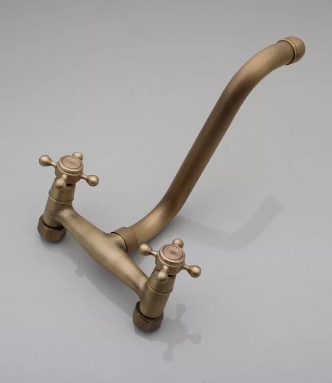 Rene Houtman Nostalgische Bronzen Muurkraan met Draaibare Uitloop