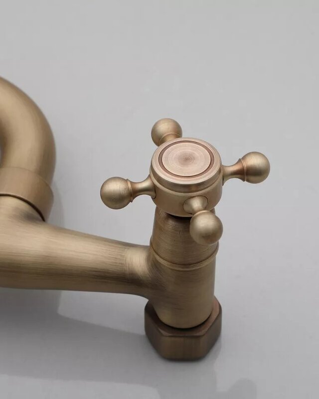 Rene Houtman Nostalgische Bronzen Muurkraan met Draaibare Uitloop