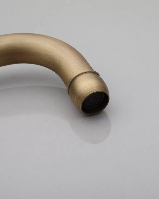 Rene Houtman Nostalgische Bronzen Muurkraan met Draaibare Uitloop