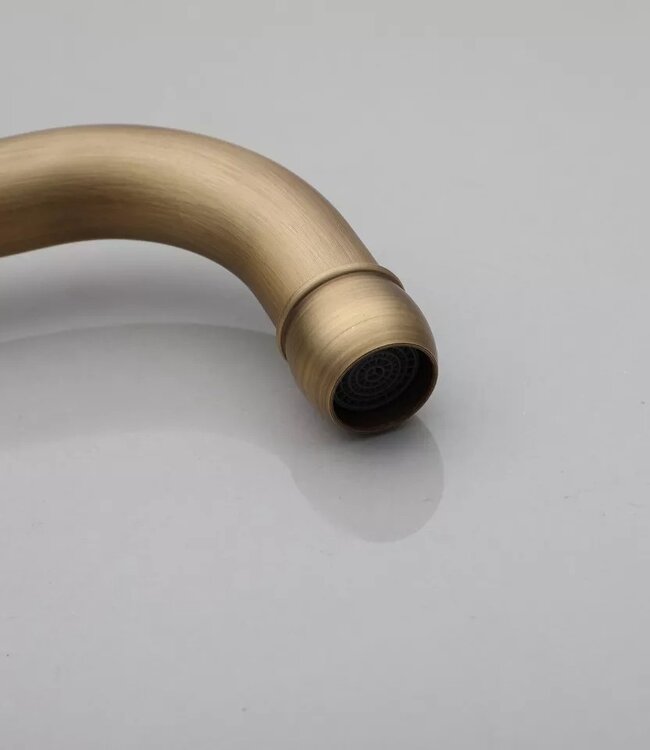 Rene Houtman Nostalgische Bronzen Muurkraan met Draaibare Uitloop