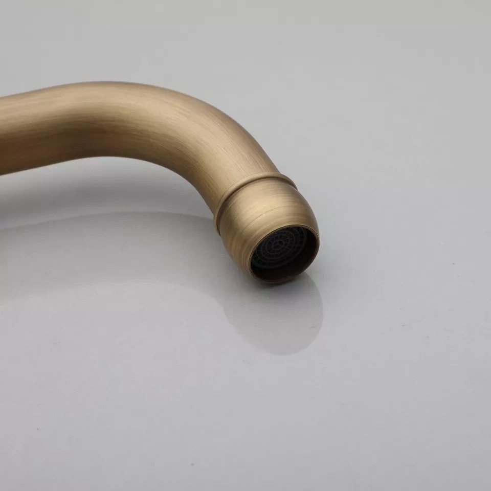 Rene Houtman Nostalgische Bronzen Muurkraan met Draaibare Uitloop