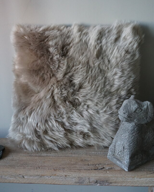 Luksa Home Collection Schapenvacht Kussen Taupe 40x40 Cm