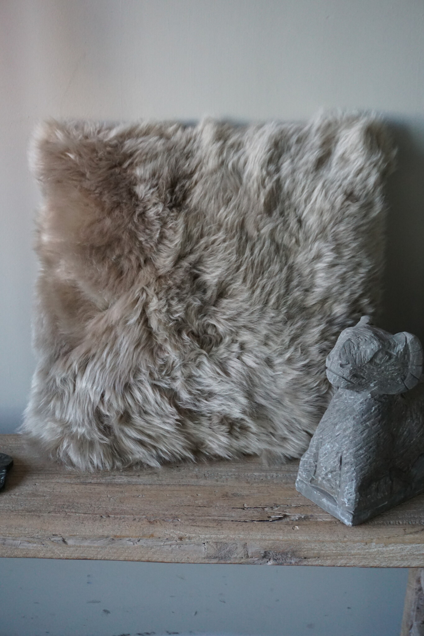 Luksa Home Collection Schapenvacht Kussen Taupe 40x40 Cm