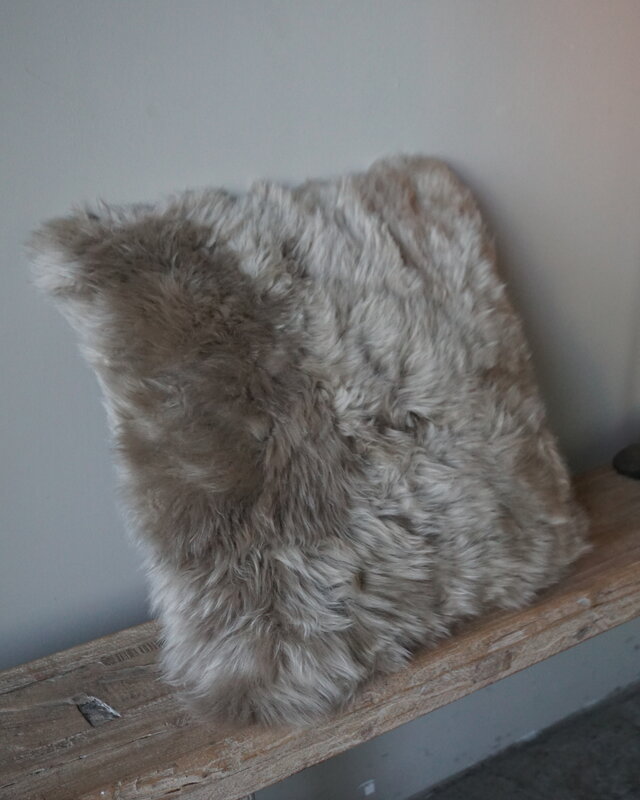 Luksa Home Collection Schapenvacht Kussen Taupe 40x40 Cm