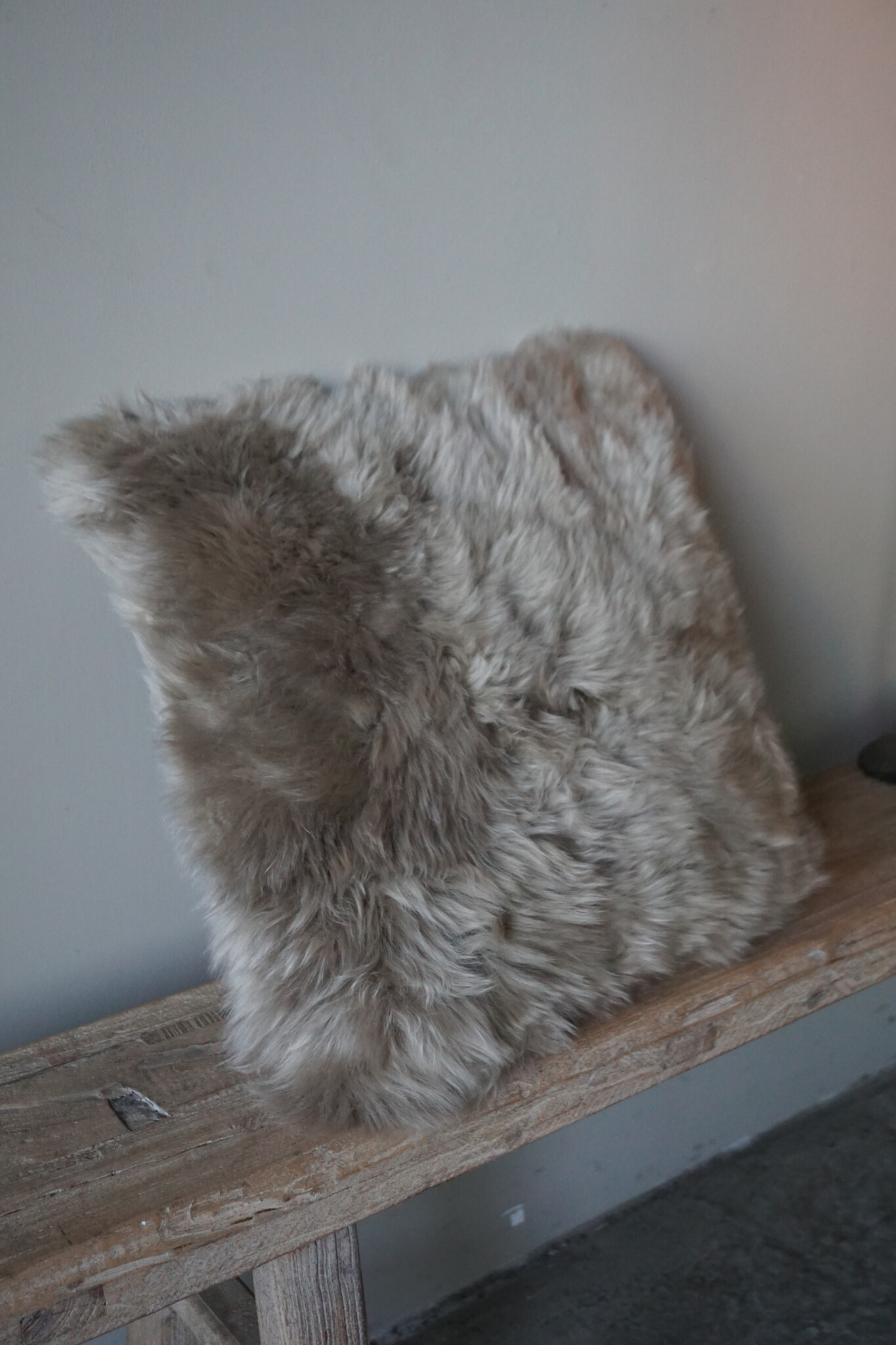 Luksa Home Collection Schapenvacht Kussen Taupe 40x40 Cm