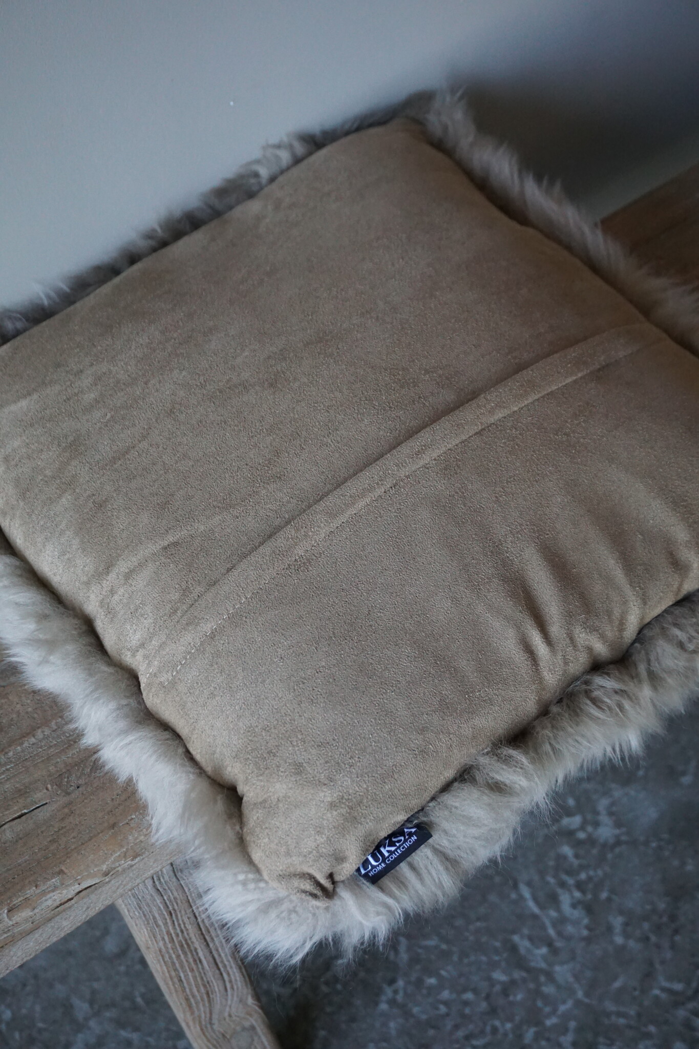 Luksa Home Collection Schapenvacht Kussen Taupe 40x40 Cm