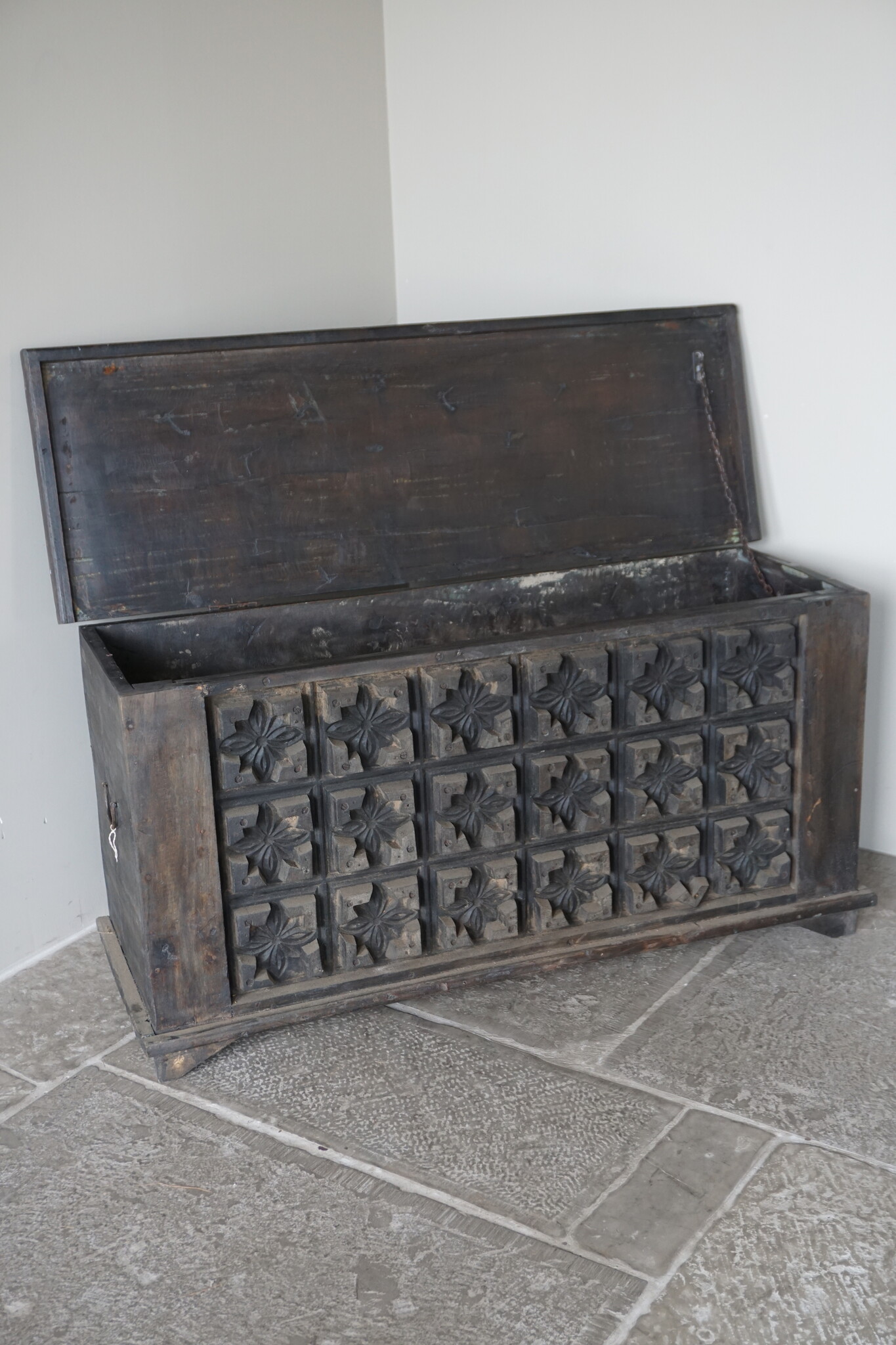 Rene Houtman Dekenkist Met Klep | Zwart | India | H59 x B120 x D41 cm