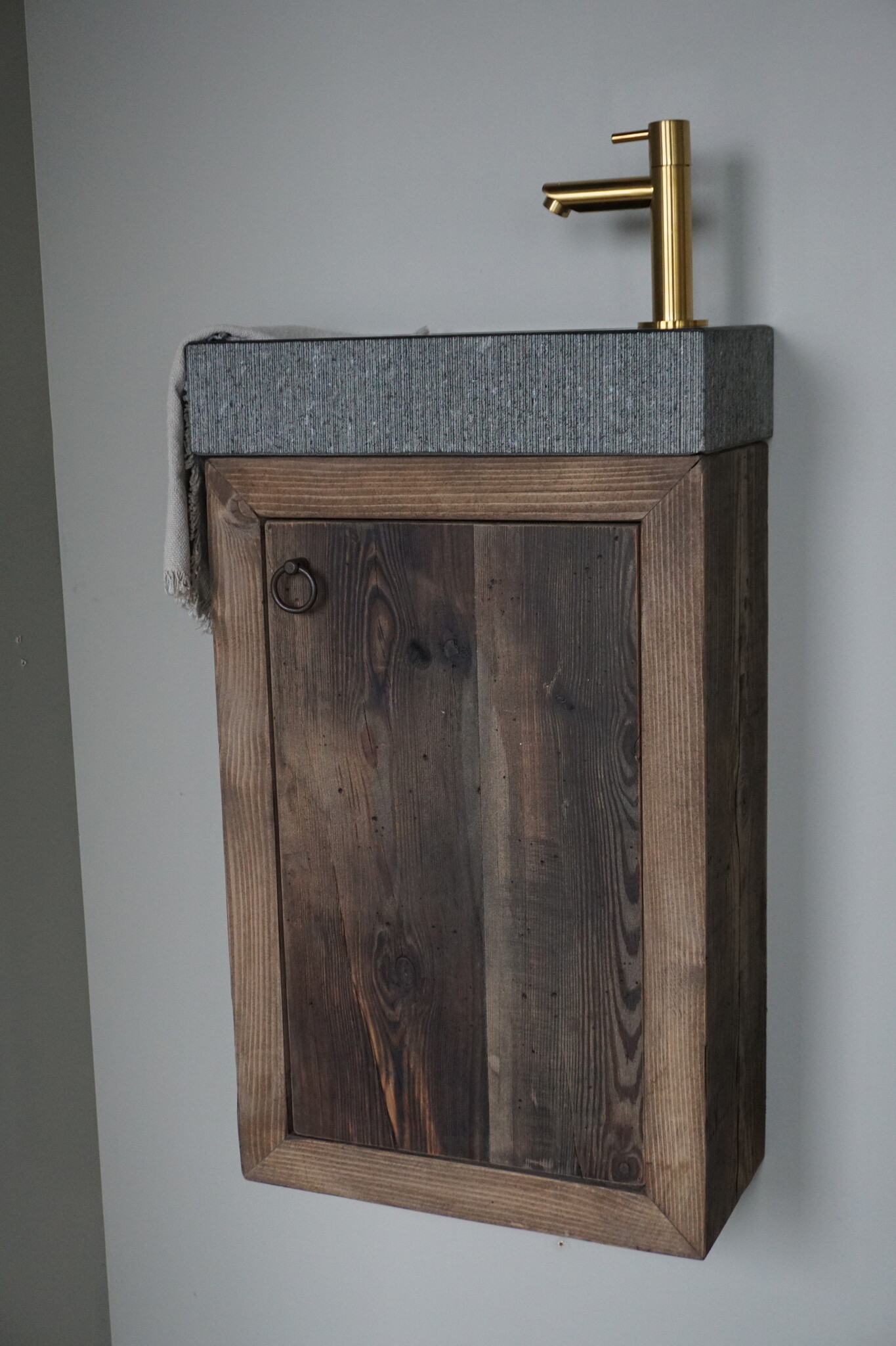 Rene Houtman Daantje Zwevend Toiletmeubel Grenen Wagondelen | H55,5 x B36 x D17