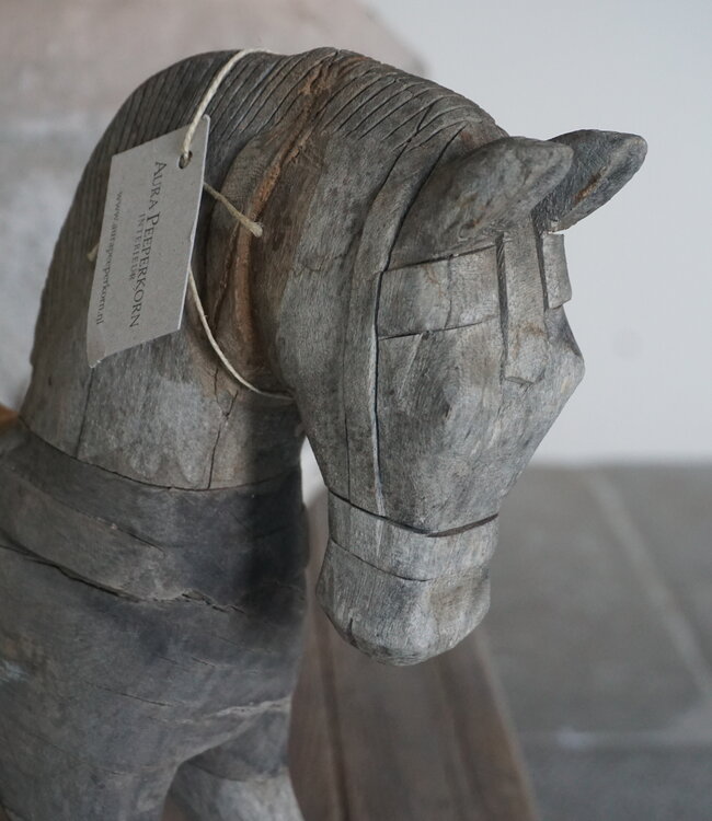 Aura Peeperkorn Oud Houten Hobbelpaard | Aura Peeperkorn | H42 x B54 x D11 cm