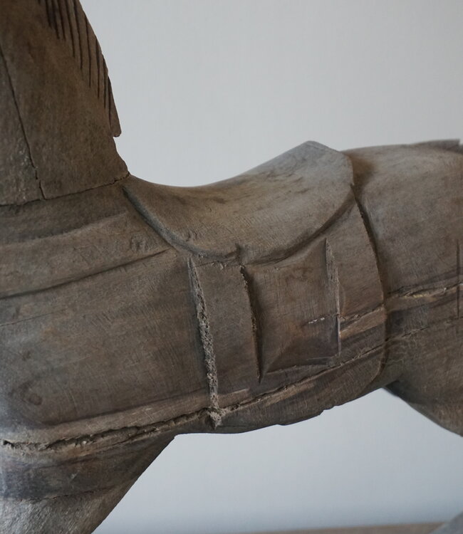 Aura Peeperkorn Oud Houten Hobbelpaard | Aura Peeperkorn | H42 x B54 x D11 cm