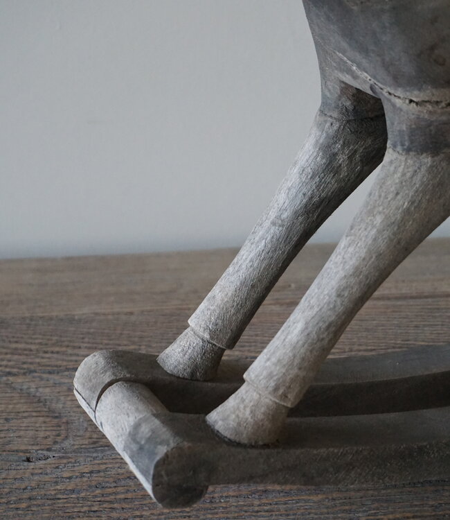 Aura Peeperkorn Oud Houten Hobbelpaard | Aura Peeperkorn | H42 x B54 x D11 cm