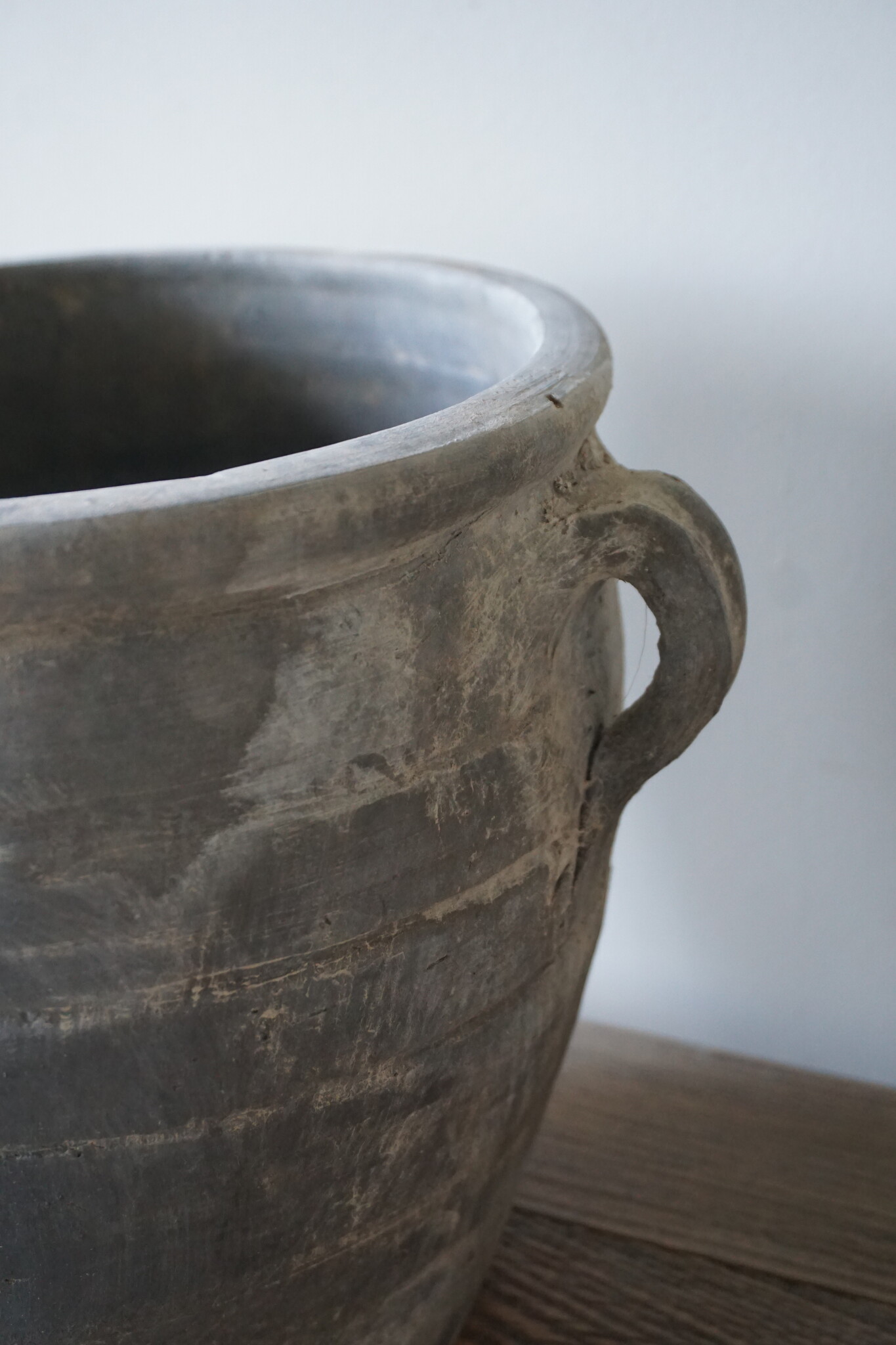 Aura Peeperkorn Rustieke Terracotta Pot Grijs| D26,5 x H27 cm