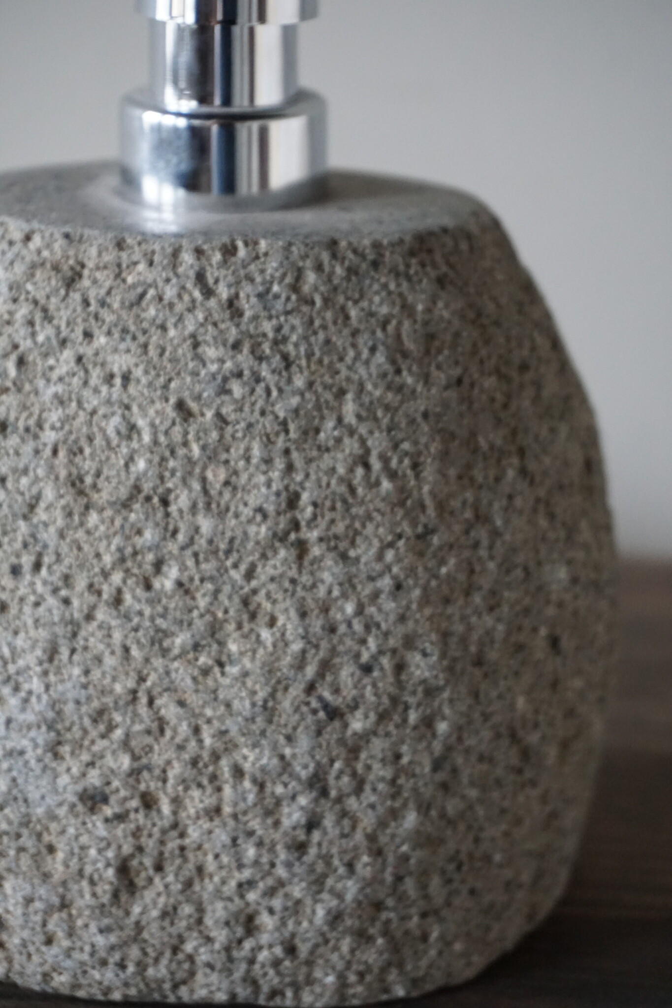 Rene Houtman Zeepdispenser | Riviersteen Graniet | D12 x H13