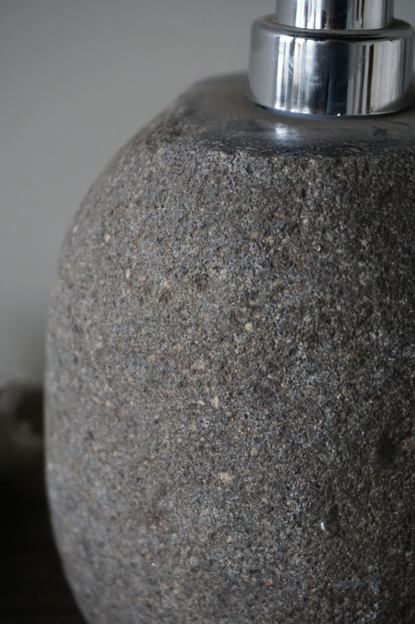 Rene Houtman Zeepdispenser | Riviersteen Graniet | D12 x H13