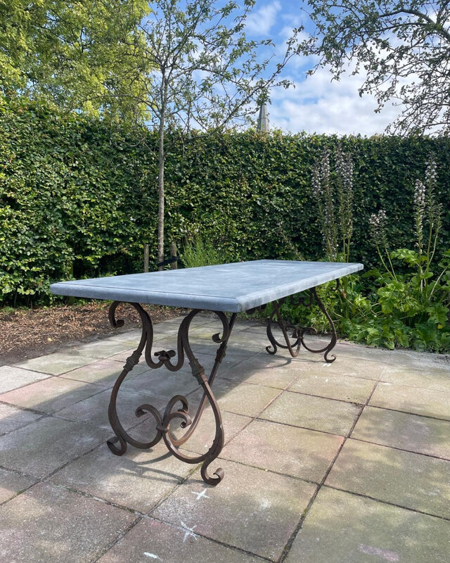 Rene Houtman Tuintafel Belgisch Hardsteen 5 Cm Dik Cannes Ijzeren Krulpoot
