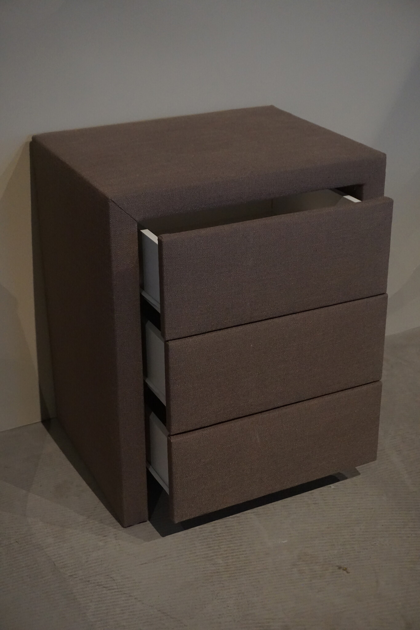 Rene Houtman Nachtkastje Stof | 3 Laden | H61xB50xD40 cm