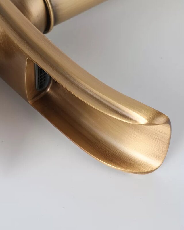 Rene Houtman Elegante Nostalgische Watervalkraan - Brons