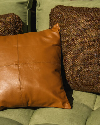 Bazar Bizar De Four Panel Leather Kussenhoes - Camel - 40x40