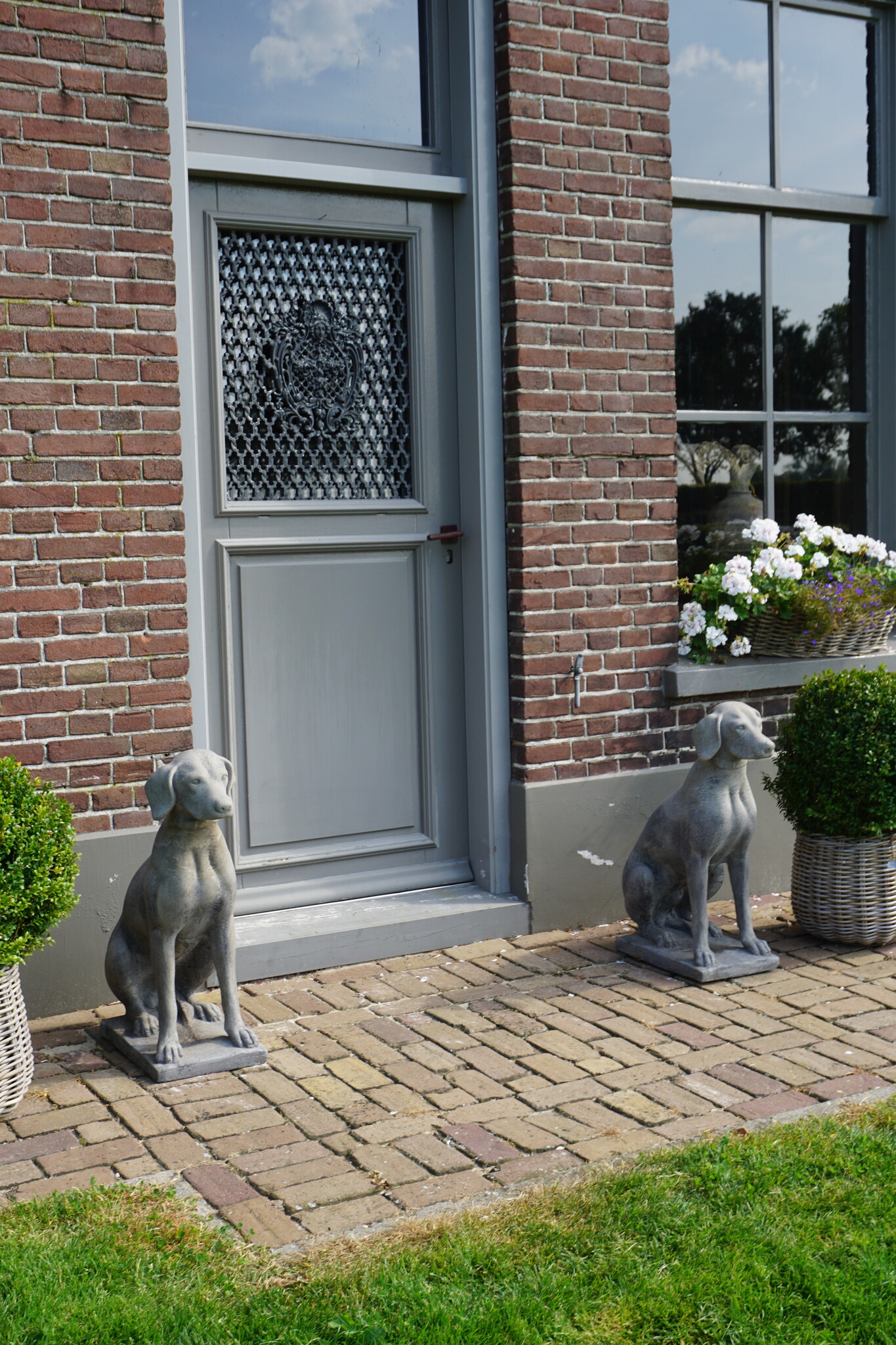 Il Cupido Betonnen Hond Beeld Op Voet H75 Cm