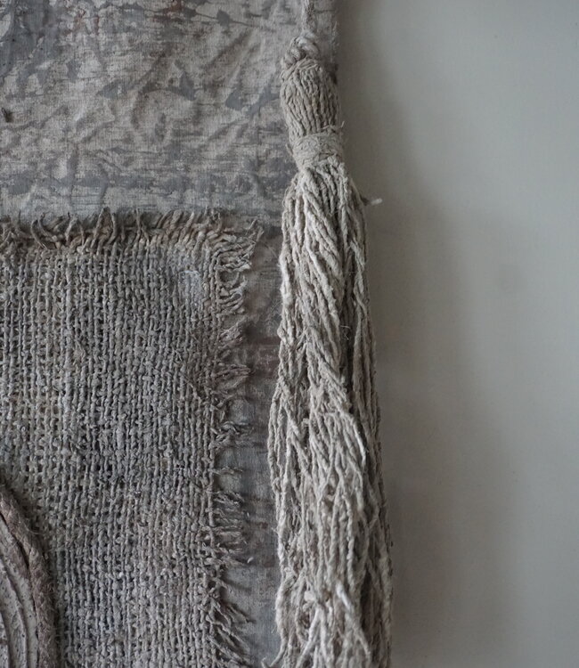 Rene Houtman Wanddoek | kleischijf | kwasten en franjes | H80 x B46 cm