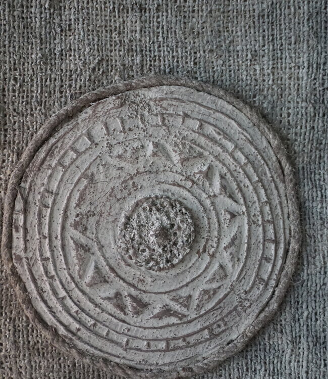 Rene Houtman Wanddoek | kleischijf | kwasten en franjes | H80 x B46 cm