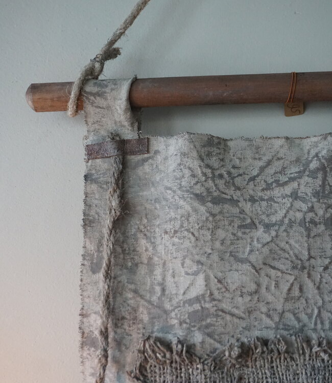 Rene Houtman Wanddoek | kleischijf | kwasten en franjes | H80 x B46 cm