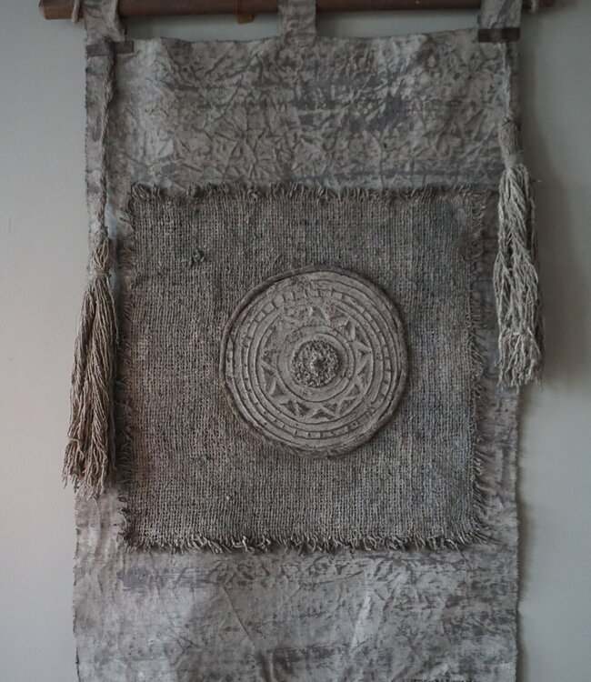 Rene Houtman Wanddoek | kleischijf | kwasten en franjes | H80 x B46 cm