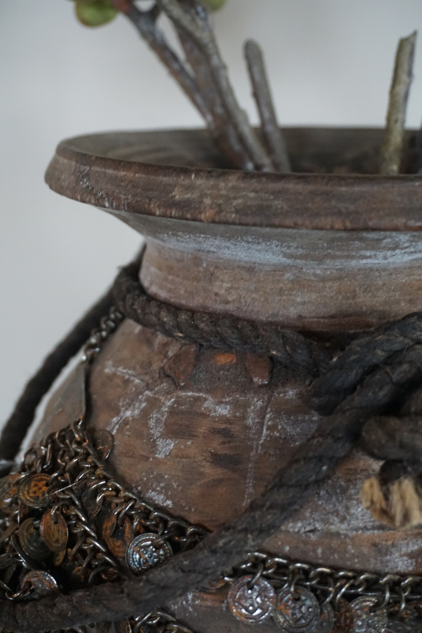 Rene Houtman Nepalese Houten Pot | Incl. Ketting | H30xD19 cm