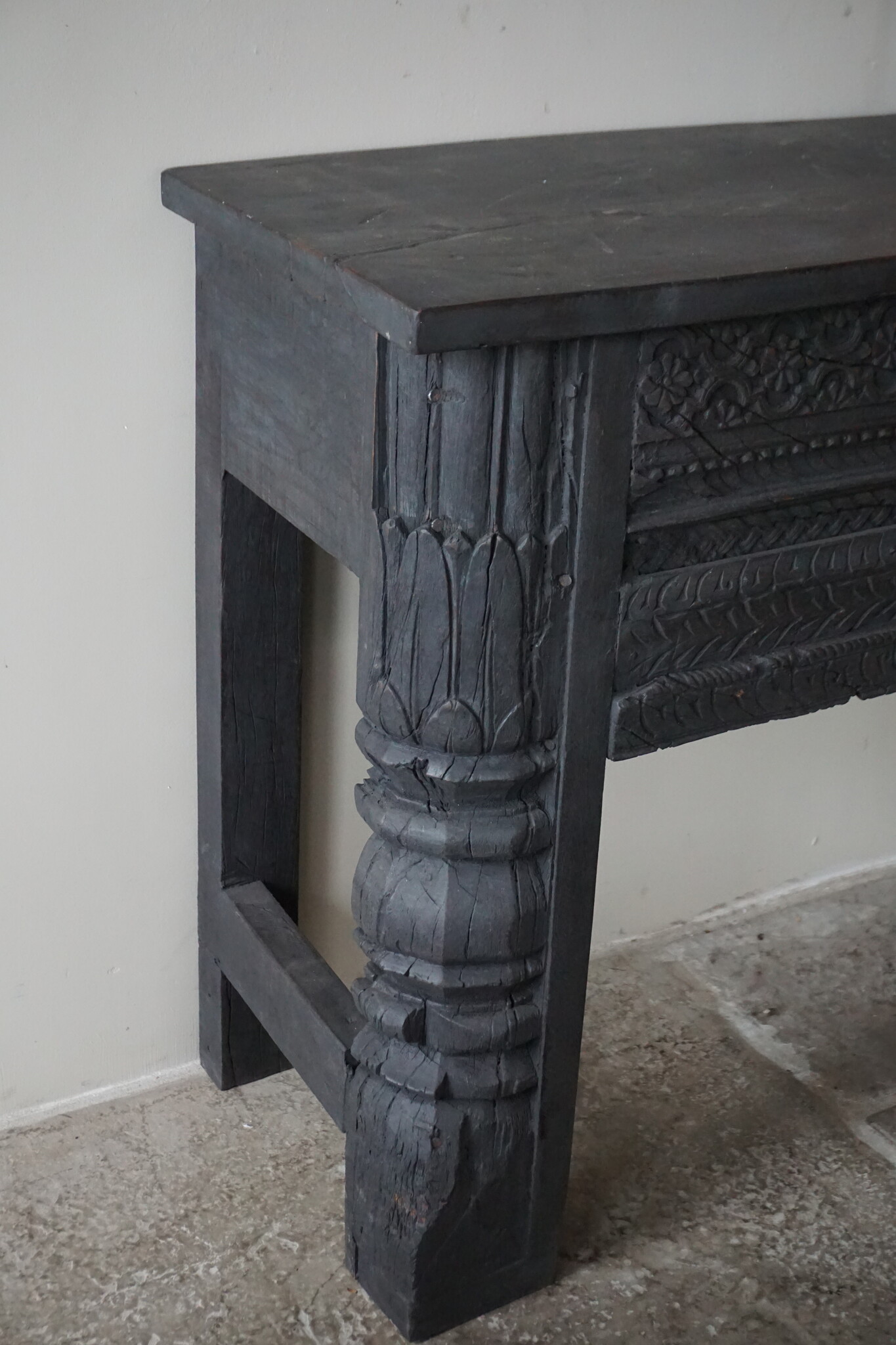 Rene Houtman Oude Wandtafel | Houtsnijwerk | Zwart | B152 cm