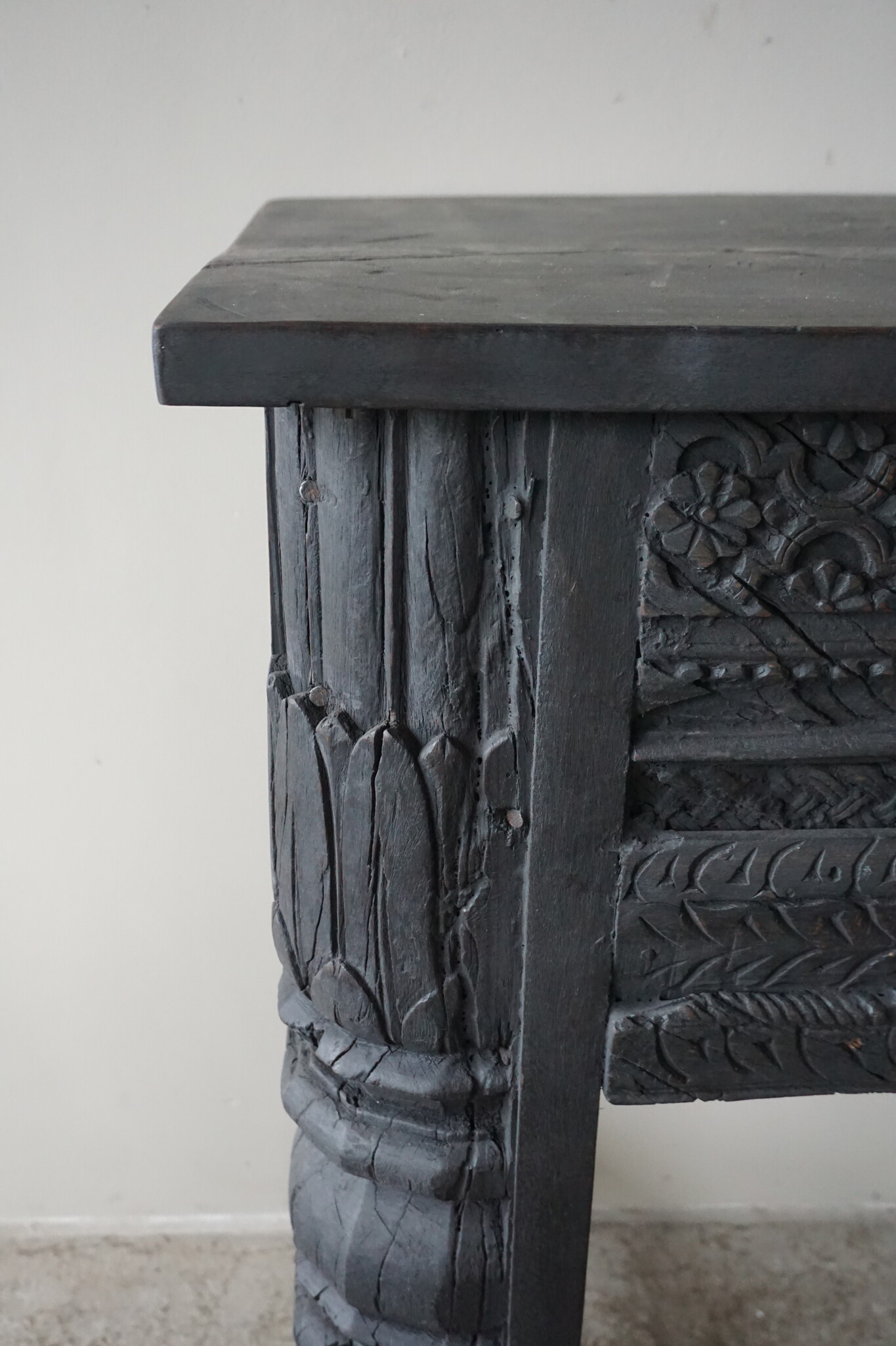 Rene Houtman Oude Wandtafel | Houtsnijwerk | Zwart | B152 cm