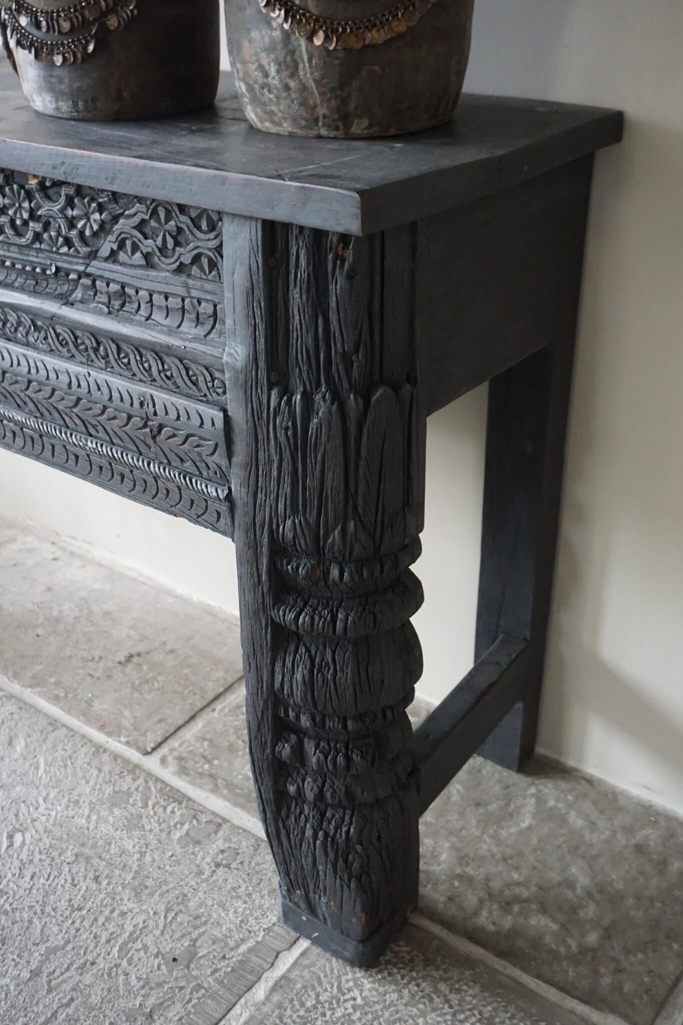 Rene Houtman Oude Wandtafel | Houtsnijwerk | Zwart | B152 cm