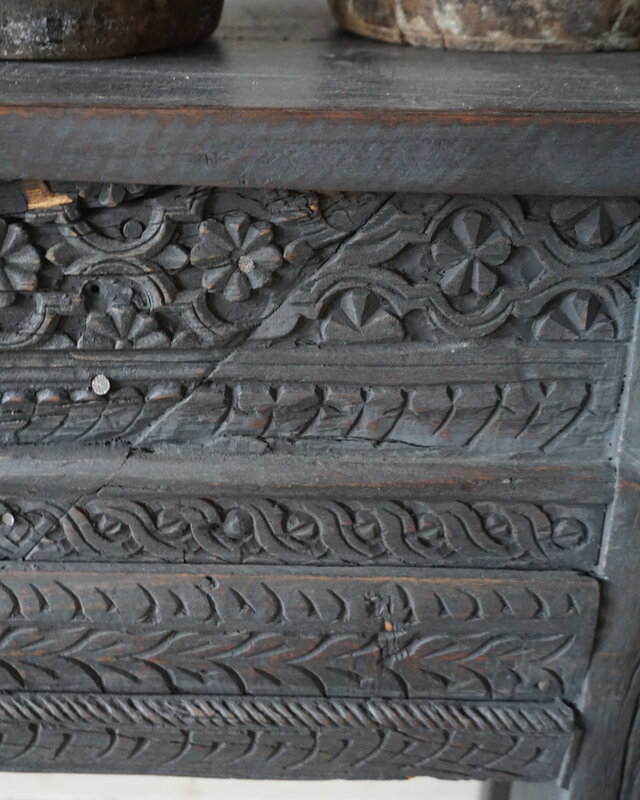 Rene Houtman Oude Wandtafel | Houtsnijwerk | Zwart | B152 cm