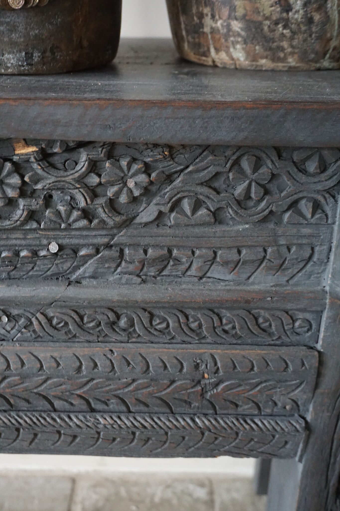 Rene Houtman Oude Wandtafel | Houtsnijwerk | Zwart | B152 cm