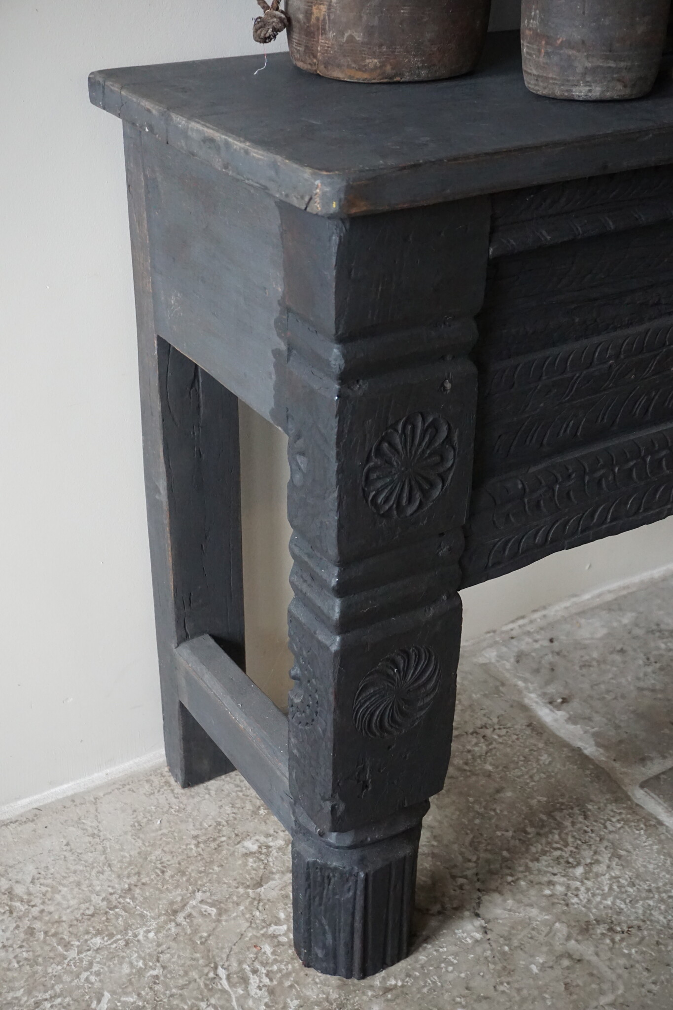 Rene Houtman Oude Wandtafel | Zwart | Houtsnijwerk | B152 cm