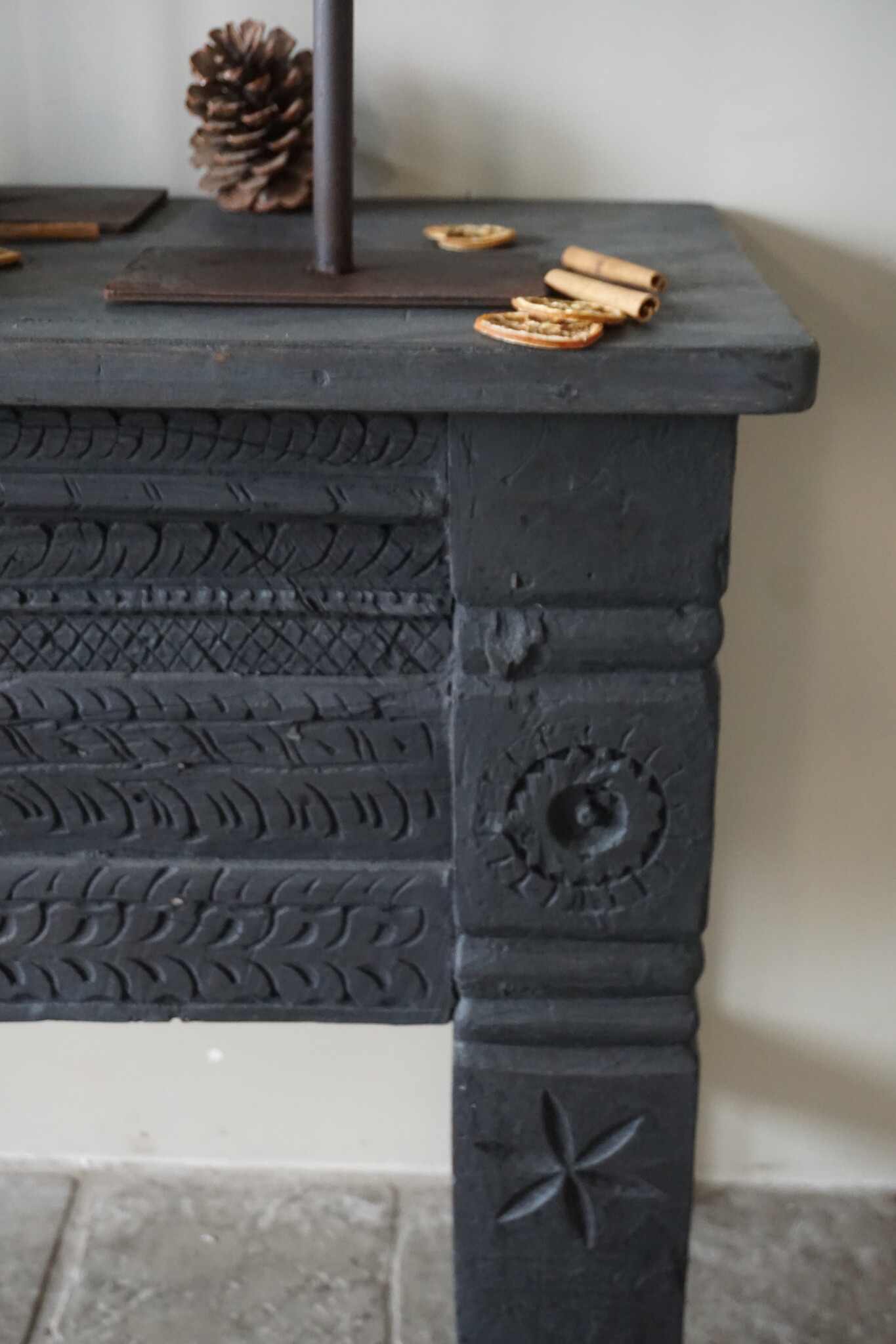 Rene Houtman Oude Wandtafel | Zwart | Houtsnijwerk | B152 cm