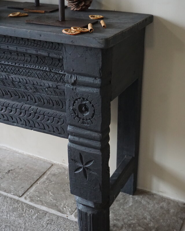 Rene Houtman Oude Wandtafel | Zwart | Houtsnijwerk | B152 cm