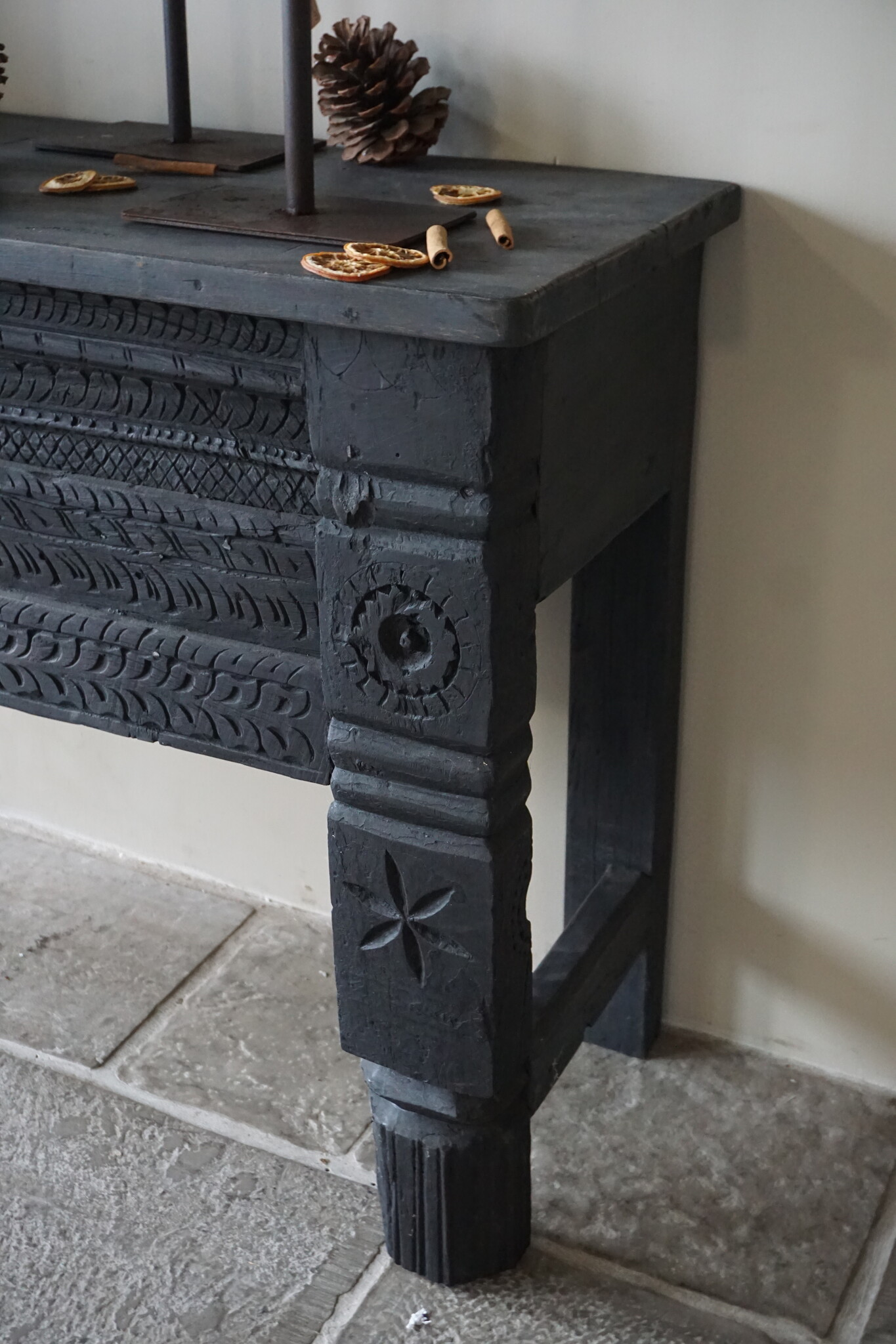Rene Houtman Oude Wandtafel | Zwart | Houtsnijwerk | B152 cm