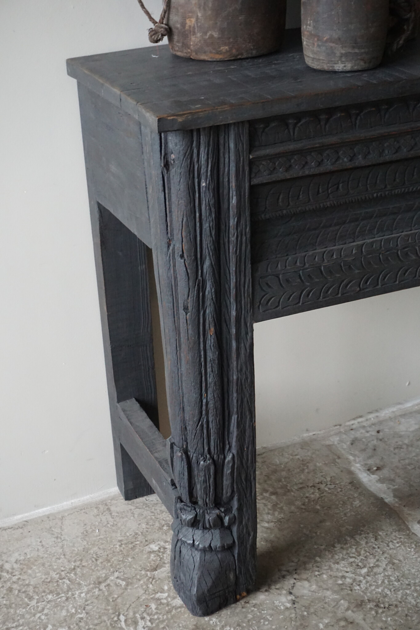 Rene Houtman Oude Wandtafel | Houtsnijwerk | B152 cm | Zwart