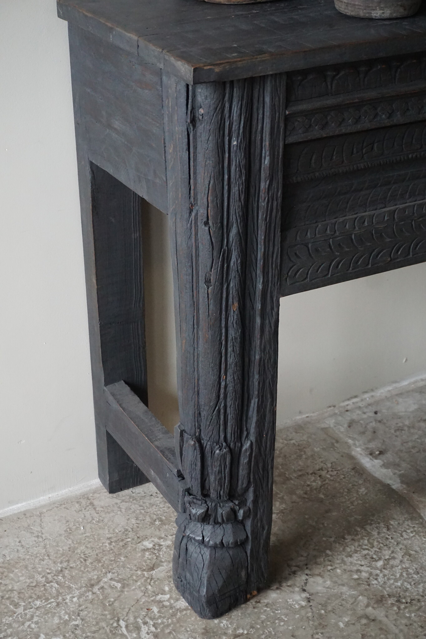Rene Houtman Oude Wandtafel | Houtsnijwerk | B152 cm | Zwart
